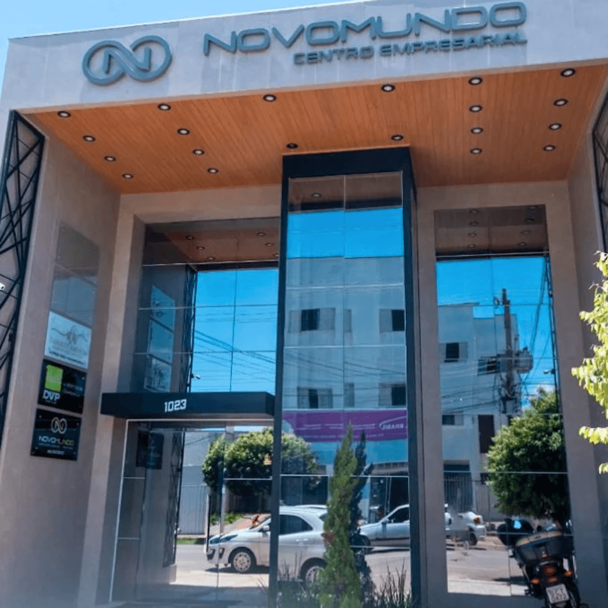Fachada do escritório de contabilidade no edifício Novomundo Centro Empresarial em Rondonópolis, atuando desde 1988.